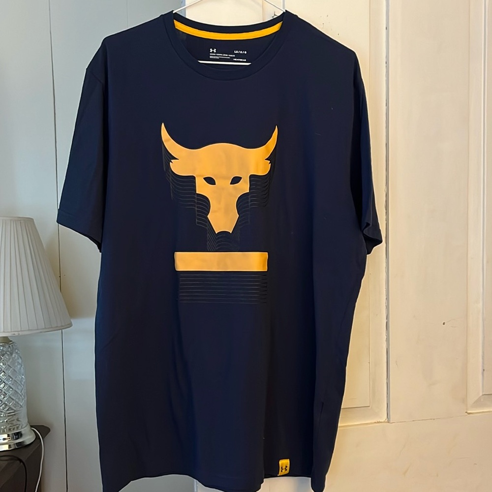 Mens Under Armour loose fit heatgear shirt size Large like new